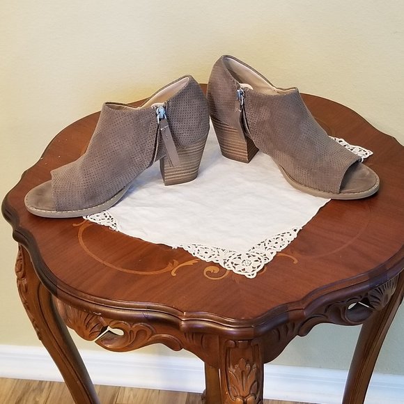 DV 8 Jinna Perforated Peep Toe Bootie Size 6 Taupe - Picture 2 of 7